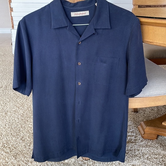 Tommy Bahama short sleeve button up men’s shirts. Size Medium - Picture 3 of 6